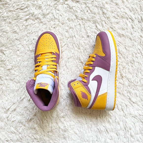 Nike | Air Jordan 1 Retro High - University Gold + Light Bordeaux - Picture 4 of 9